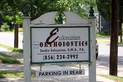 Euksuzian Orthodontics: Sarkis Euksuzian, DMD, PA - Moorestown Township | Professional Services | Logo