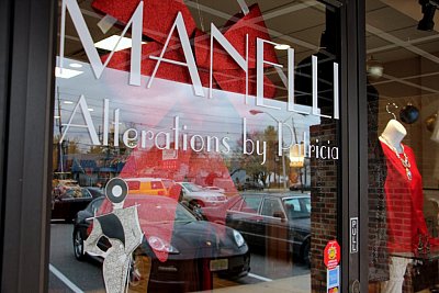 Michelle's Manelli - Cherry Hill | Clothing & Apparel | Logo